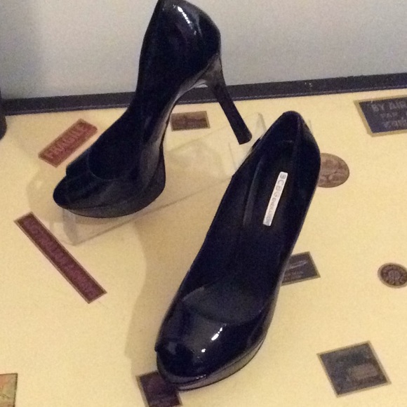 bcbg black patent leather pumps